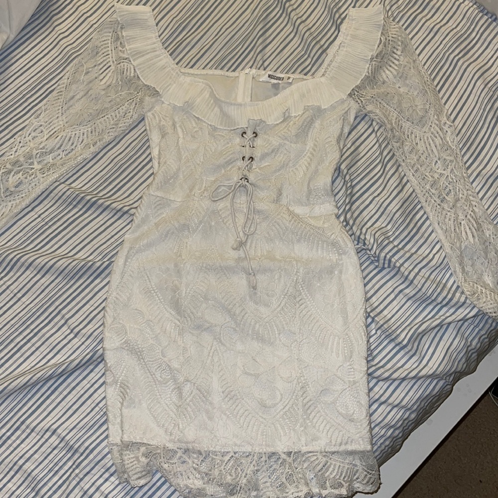MISSGUIDED Sweetheart neckline lace dress
